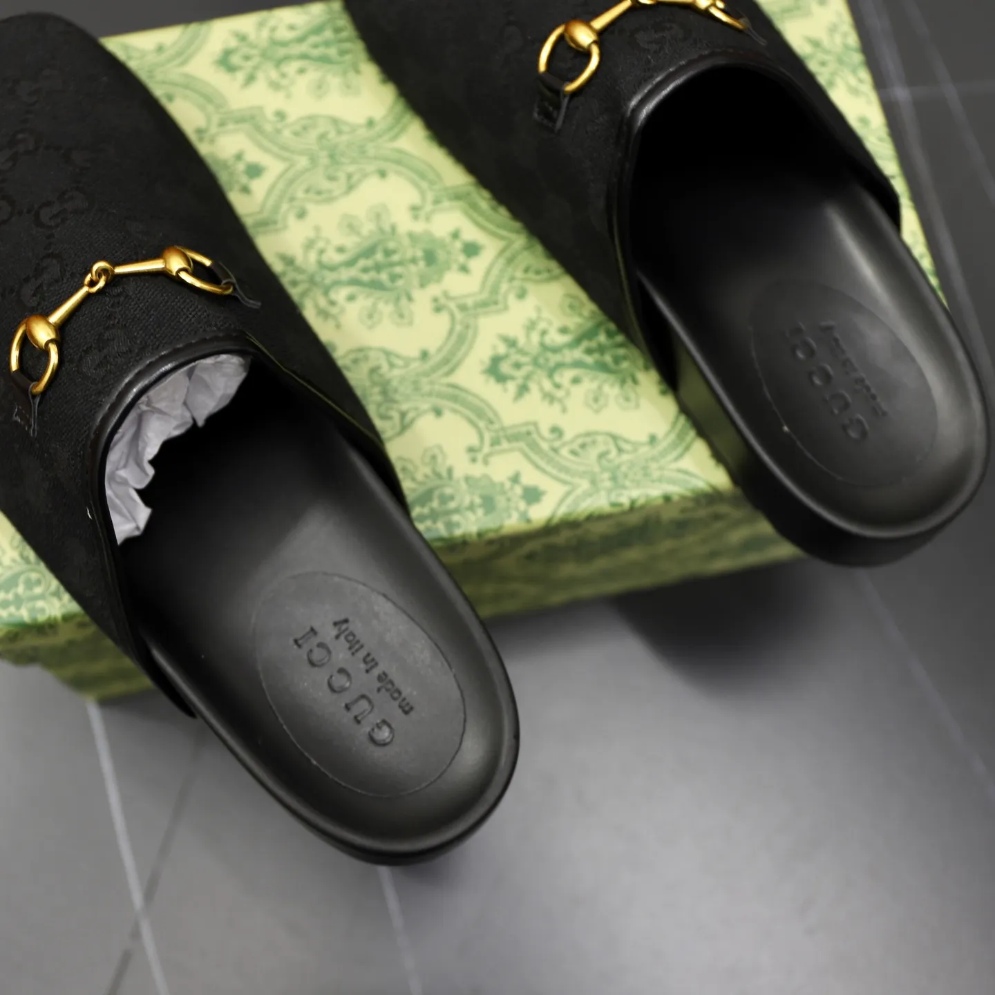 Ex-factory price: 340💰🙅‍♂️🙅‍♂️🙅‍♂️Couple model Brand: GUCCI Standard code: 35-44 (45 customized) Grade: Same as the official website Material: Original leather design Original lightweight wear-resistant molded outsole Style category: Men's fashion sandals Distinguished luxury brand elements Top luxury Color: Actual picture color